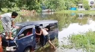 নোয়াখালীতে মাইক্রোবাস খালে পড়ে নিহত ৭