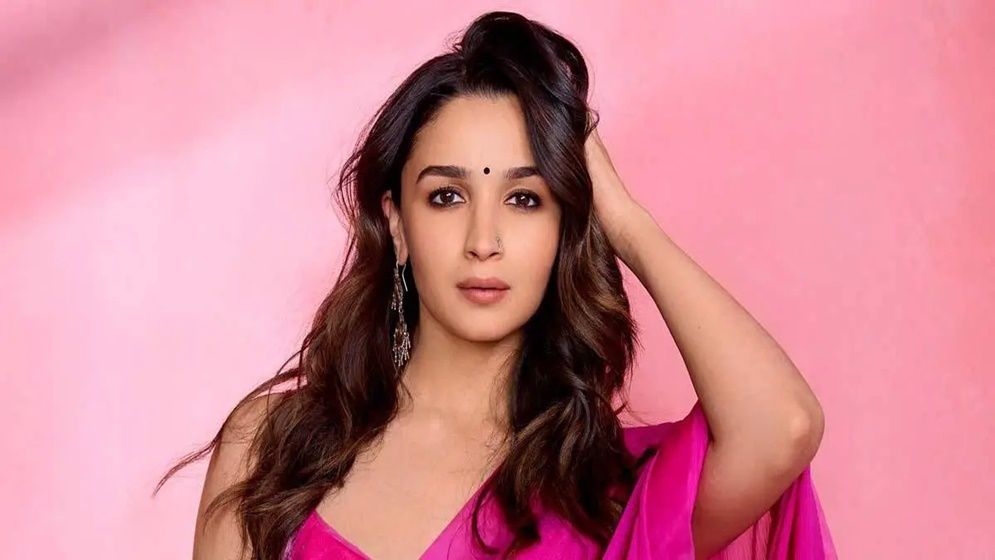 আবাসনে ঢুকে ছবি তুলতে গেলে রেগে আগুন আলিয়া ভাট