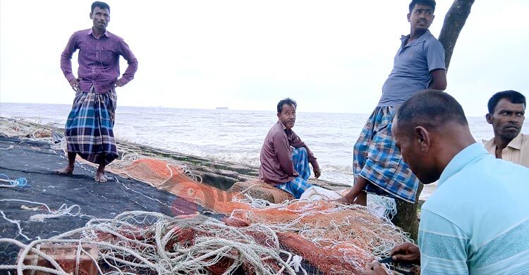 সাগরে মিলছে না কাঙ্খিত মাছ, হতাশ জেলারা