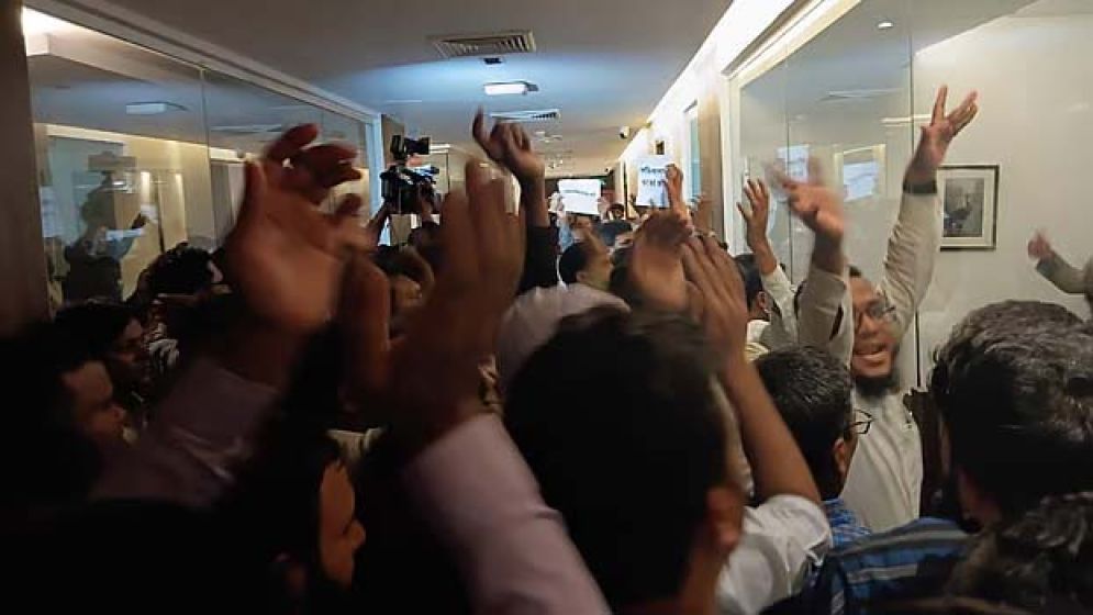 ভাতা’র দাবিতে অর্থ উপদেষ্টা সালেহউদ্দিনকে ৪ ঘণ্টা অবরুদ্ধ