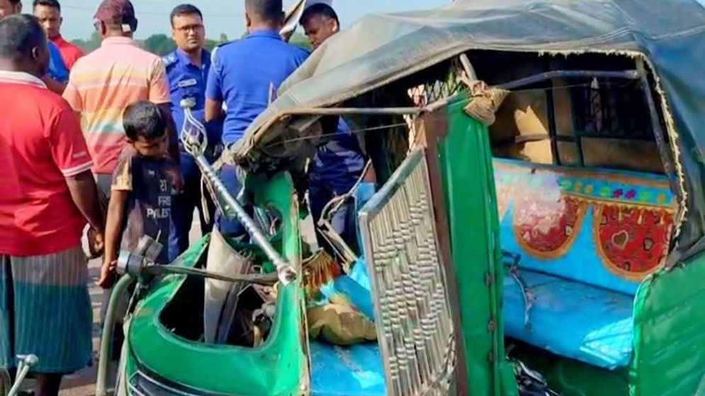 সিংগাইরে ট্রাক-সিএনজি মুখোমুখি সংঘর্ষে ২ জন নিহত, আহত ২