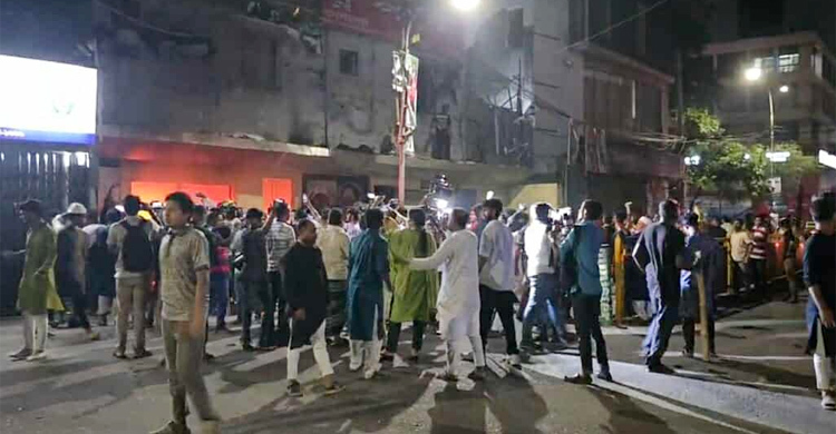 জাতীয় পার্টির কেন্দ্রীয় কার্যালয়ে ভাঙচুর ও অগ্নিসংযোগ, কাকরাইলে সংঘর্ষ-ধাওয়া-পাল্টা ধাওয়া