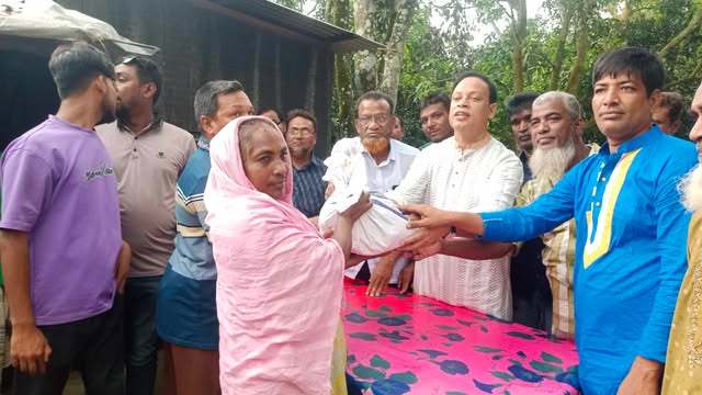 বাঘায় পানিবন্দি পরিবারের পাশে বিএনপি নেতা নুরুজ্জামান খান মানিক