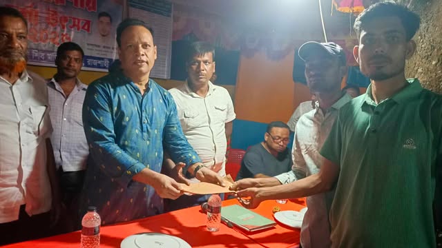 বাঘায় পূজা মণ্ডপ পরিদর্শনে বিএনপি নেতা নুরুজ্জামান খান মানিক, ব্যক্তিগত তহবিল থেকে অনুদান প্রদান