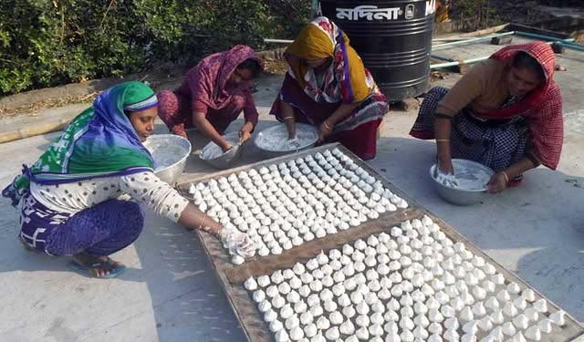 শীতের দোরগোড়ায় বাঘায় শুরু চালকুমড়ার বড়ি তৈরির উৎসব