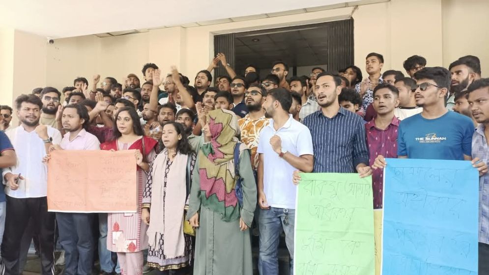 রাকসু নির্বাচনে প্রথম বর্ষের ভোটাধিকারসহ দুটি দাবিতে ছাত্রদলের অবস্থান কর্মসূচি, উত্তপ্ত পরিস্থিতি