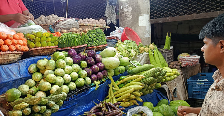 ভারত থেকে আমদানি বাড়ায় চালের দামে স্বস্তি, সবজি-মাছ এখনো চড়া