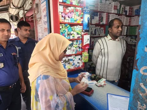 রাজশাহীর বাঘায় মেয়াদোত্তীর্ণ ও অনুমোদনহীন ওষুধ বিক্রির দায়ে তিন ফার্মেসিকে জরিমানা