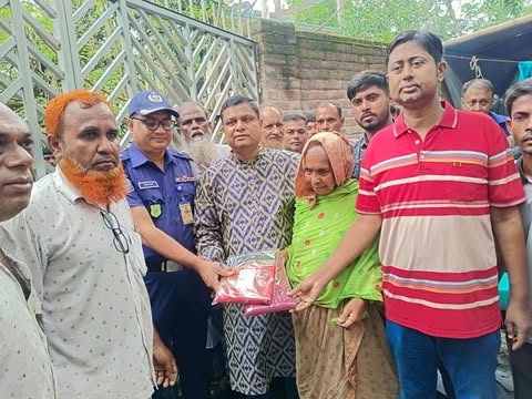 শারদীয় দুর্গাপূজায় মানবতার বার্তা: রাজশাহীর বাঘায় দুই হাজার অসহায় মানুষের মাঝে বস্ত্র বিতরণ করলেন যুগ্ম-সচিব রথীন্দ্রনাথ