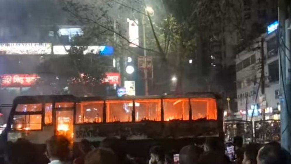 ধানমন্ডিতে ল্যাবএইড হাসপাতালের সামনে বাসে আগুন