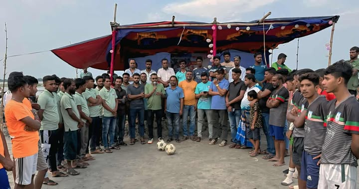 পাইকগাছার সোলাদানায় যুব সংঘের আয়োজনে ৮ দলীয় ফুটবল টুর্নামেন্টের ফাইনাল অনুষ্ঠিত