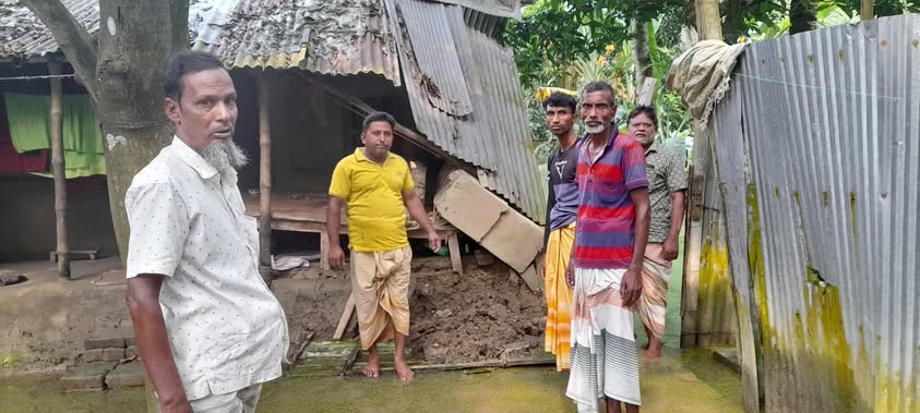 রাজশাহী বাঘায়  মাটির  ঘর ধ্বসে  পড়ে স্বামী-স্ত্রী আহত