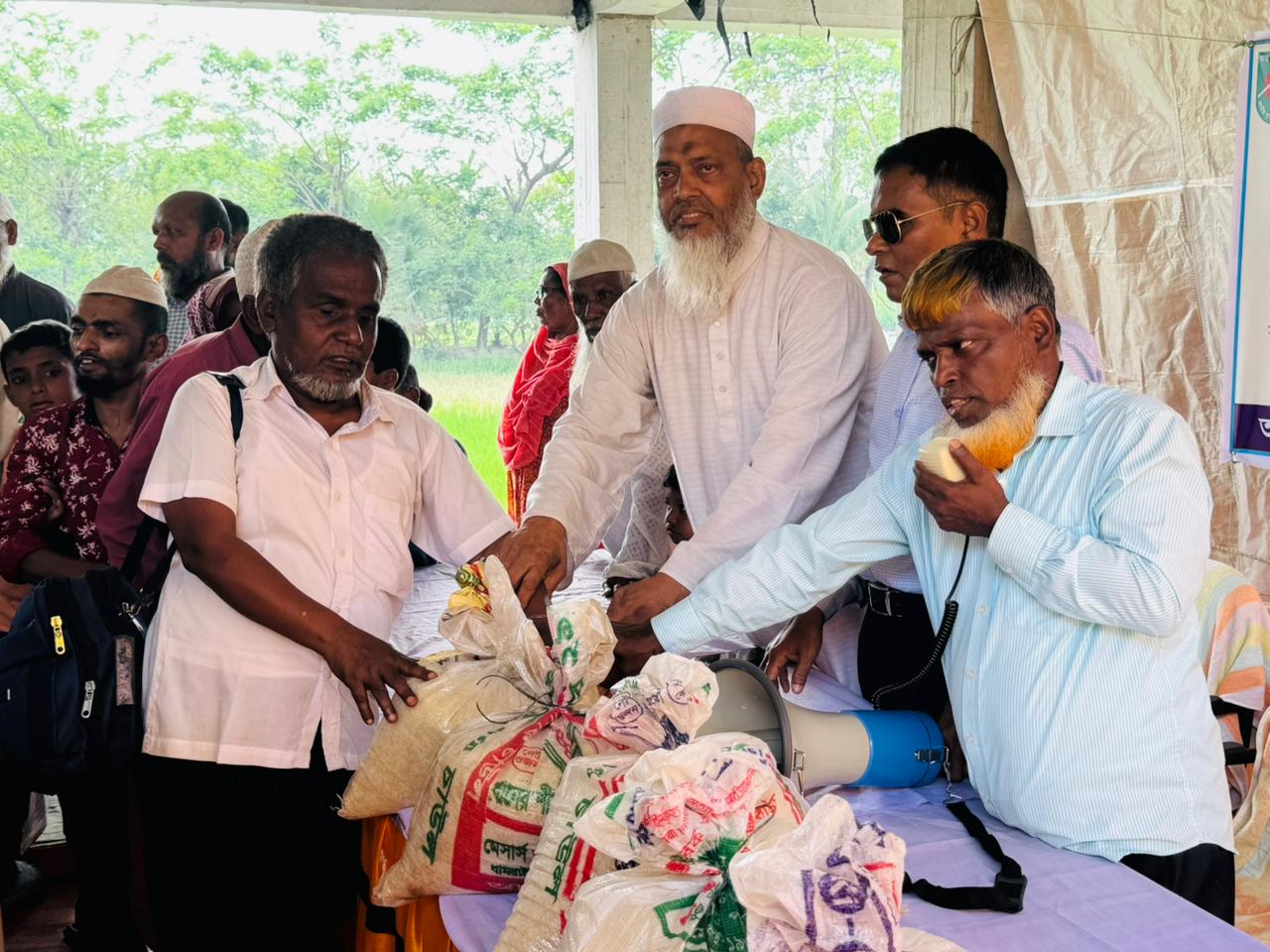 বরিশালে স্বাধীনতা দিবস উপলক্ষে ২০০ দৃষ্টি প্রতিবন্ধীর মাঝে চাল বিতরণ