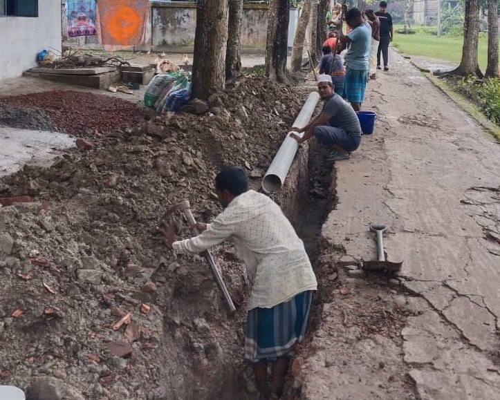 বিএনপির নেতার প্রভাব সরকারি সড়ক কেটে পানির লাইনের সংযোগ